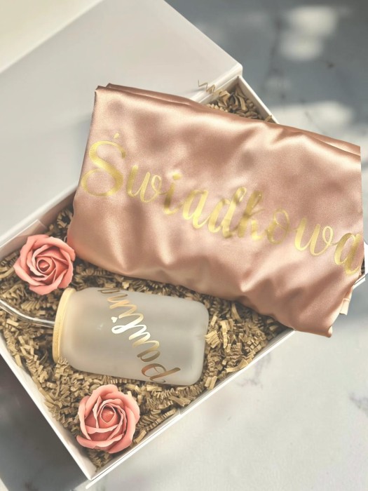 BridesmaidBox - box prezentowy dla Świadkowej - personalizowany szlafrok, kubek z bambusową pokrywką i szklaną rurką- podziękowanie, prezent, zapytanie o świadkowanie, panieński, ślub