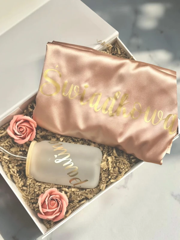 BridesmaidBox - box prezentowy dla Świadkowej - personalizowany szlafrok, kubek z bambusową pokrywką i szklaną rurką- podziękowanie, prezent, zapytanie o świadkowanie, panieński, ślub