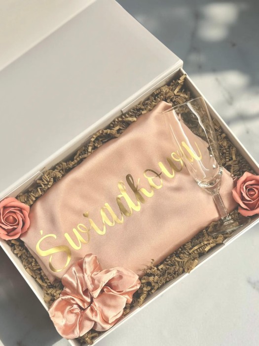 BridesmaidBox - box prezentowy dla Świadkowej - personalizowany szlafrok, kieliszek, gumka Scrunchie - podziękowanie, prezent, zapytanie o świadkowanie, panieński, ślub
