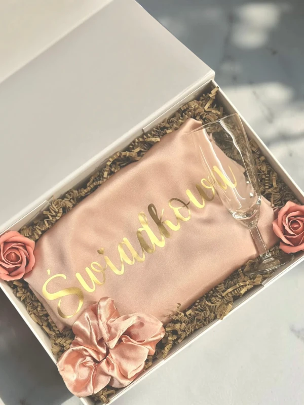 BridesmaidBox - box prezentowy dla Świadkowej - personalizowany szlafrok, kieliszek, gumka Scrunchie - podziękowanie, prezent, zapytanie o świadkowanie, panieński, ślub