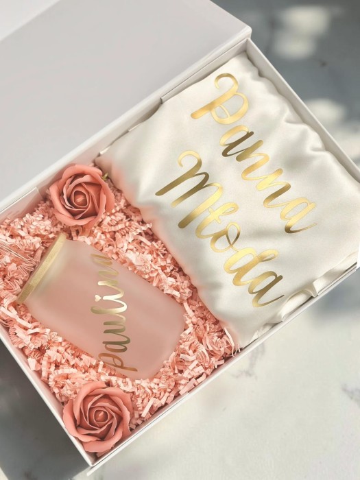 BridalBox - box prezentowy dla Panny Młodej - personalizowany szlafrok, kubek z bambusową pokrywką i szklaną rurką - prezent na ślub, panieński