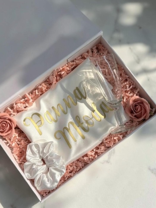 BridalBox - box prezentowy dla Panny Młodej - personalizowany szlafrok, kieliszek, gumka Scrunchie - prezent na ślub, panieński